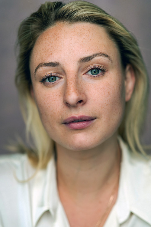 Lois Brabin-Platt as Lola