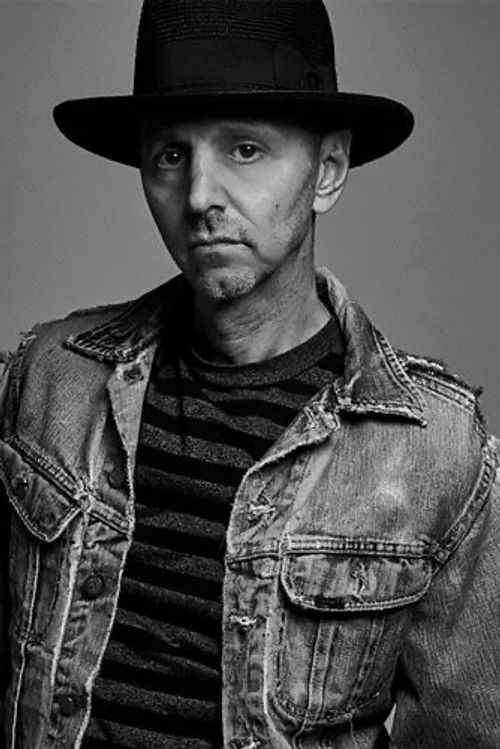 Alejo Stivel as Voz 'Necesito un trago' (self)