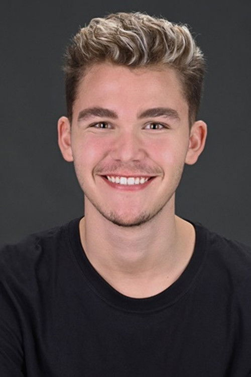 Gabriel Kaufmann as Greg