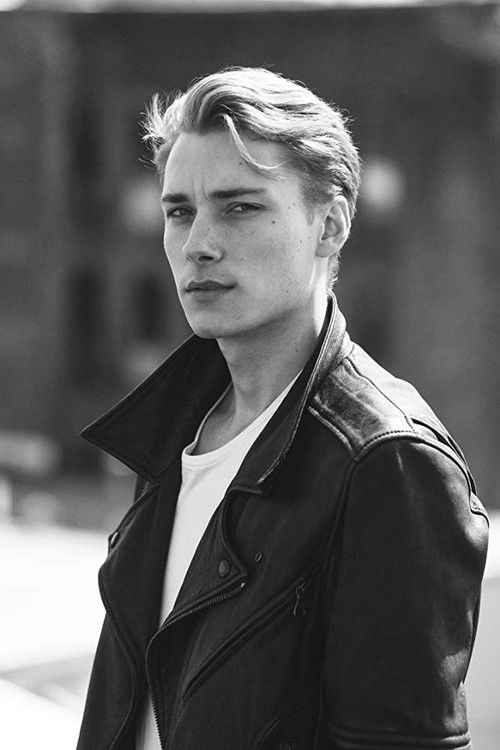 Niclas Gillis as Landon