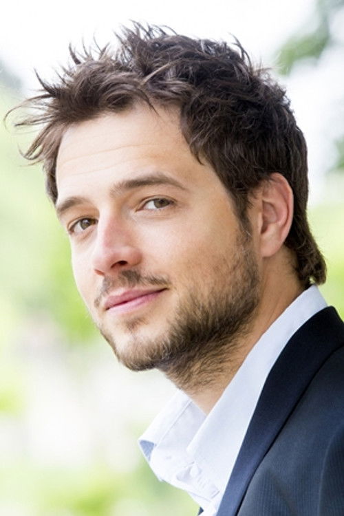 Michele Cesari as Giulio