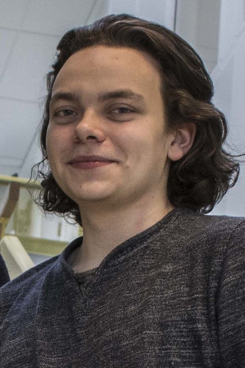 Aleksander Holmen as Magnus