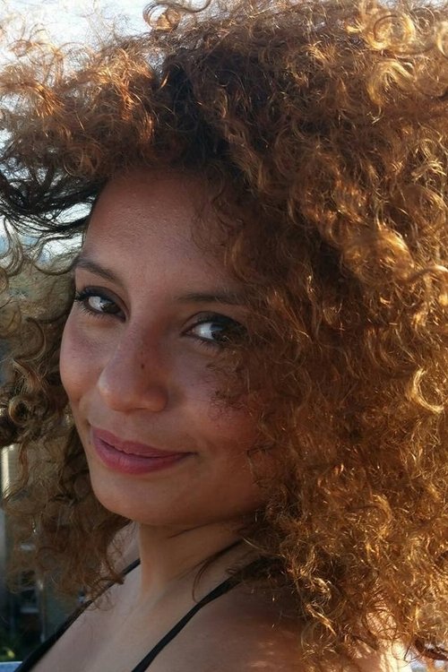 Renata Novaes as Glória