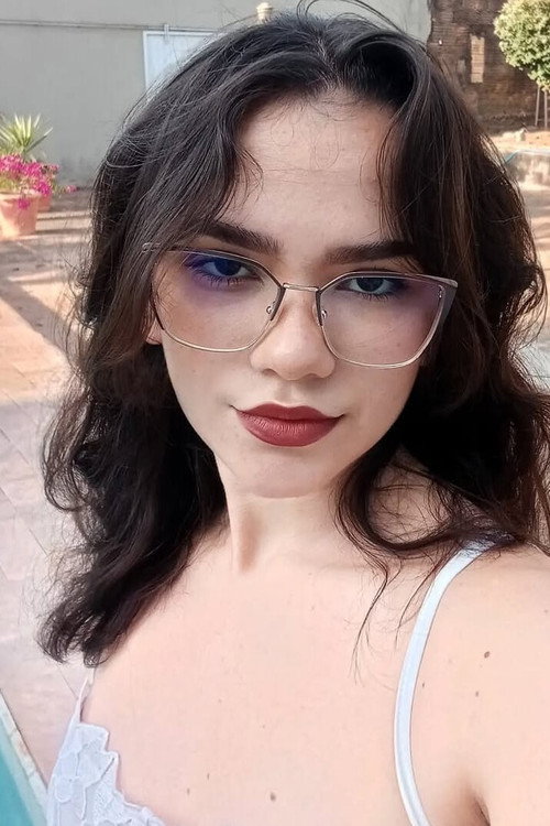 Sofia Amorim as Alana