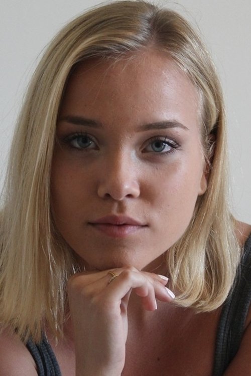 Manon Chevallier as Clémence