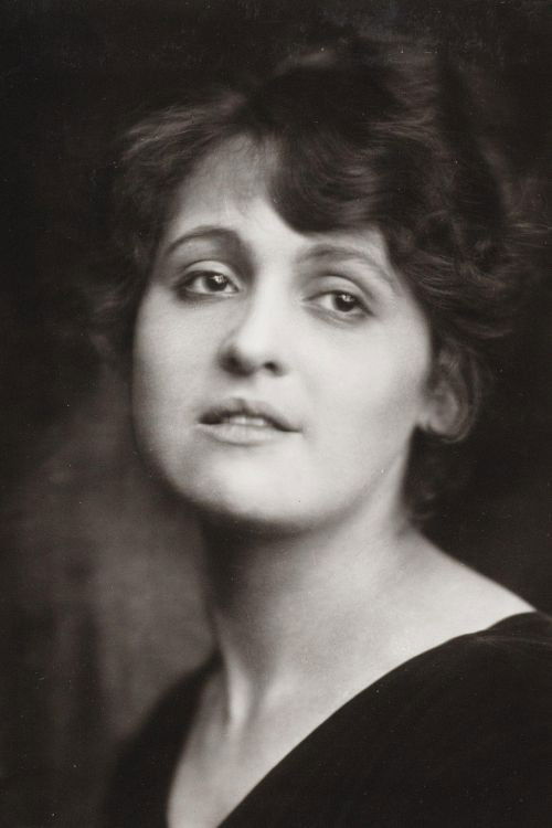 Nola Hatterman as Circusmeisje