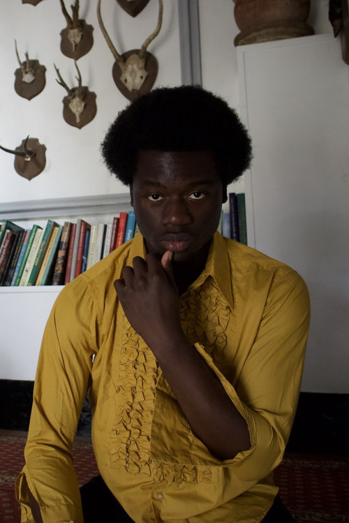 Mekila Djedanoum as Gangster 1