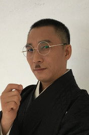 Cheng Cheng as Professor Yi