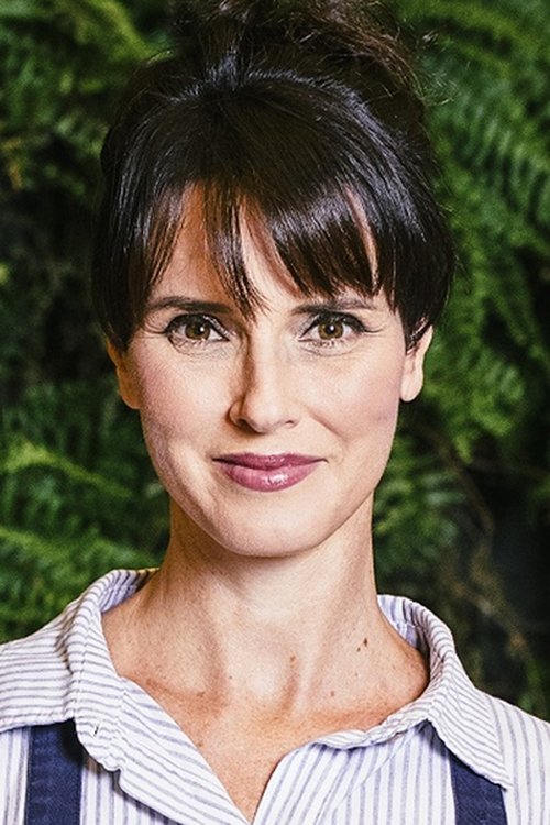 Helena Rizzo as Jurada