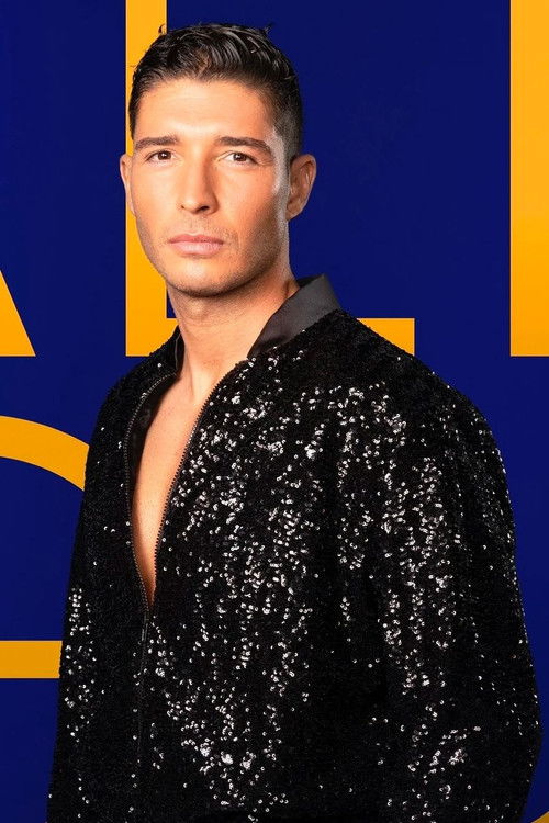 Álex Ghita as Participante