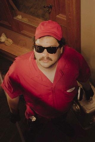 Jack Draga as Les Moore