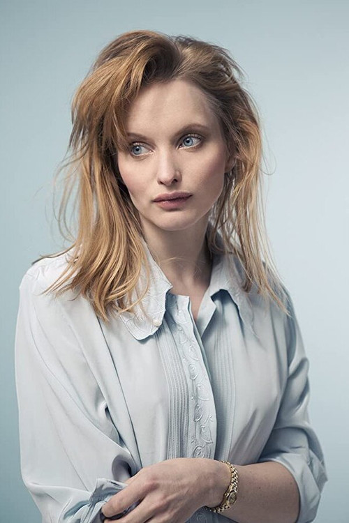 Julia Bache-Wiig as Eva