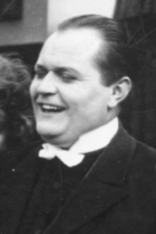 Hjalmar Zangenberg as Leonard Neander, pastor