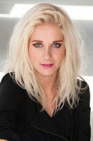 Janouk Kelderman as Host