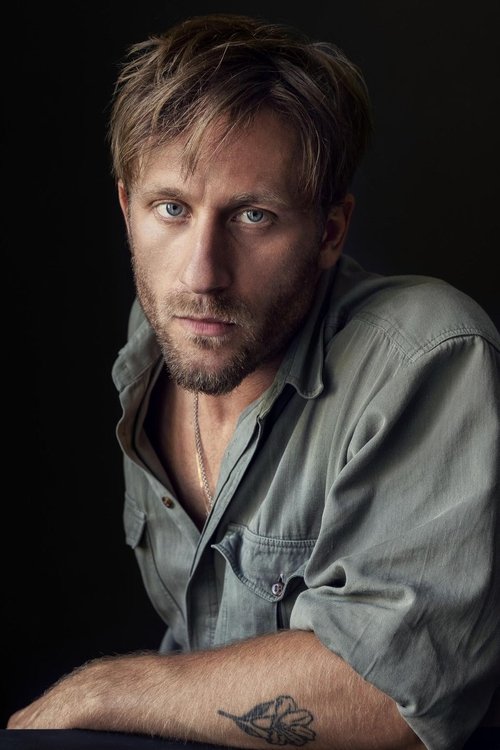 Merlin Leonhardt as Chris Blome