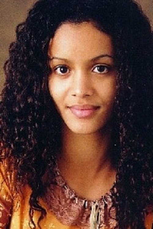 Michelle Valle as Aurélia