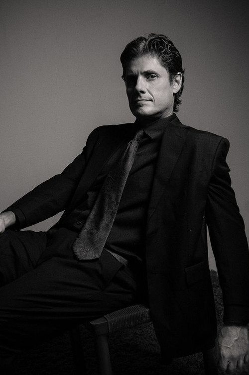 Jimmy Navarro as Gunman