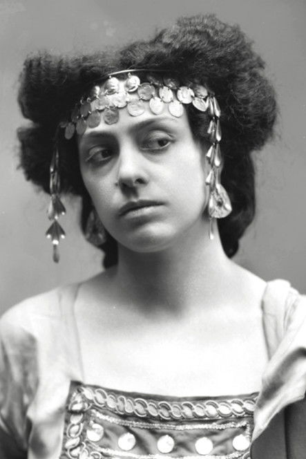 Evelina Paoli as Old Mariella