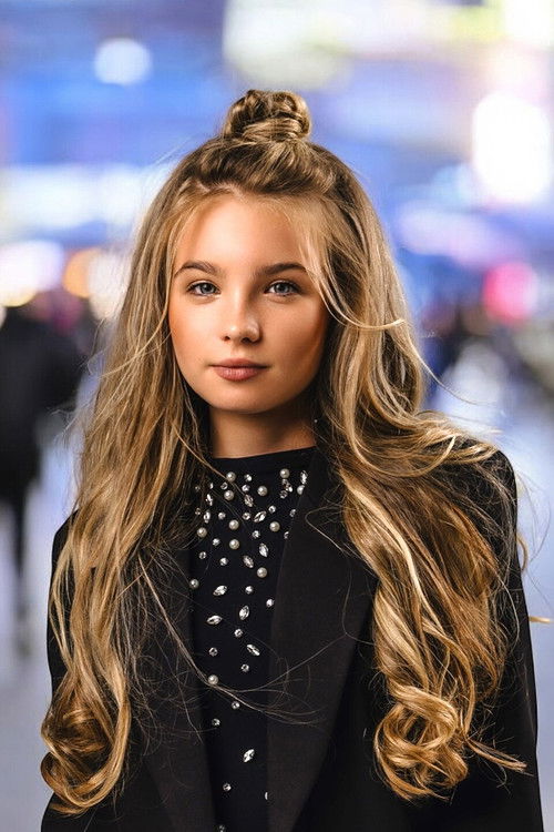 Анна Волкова as Anya