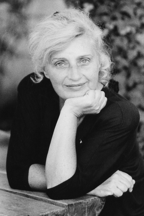 Lola Lizaran as Victoria