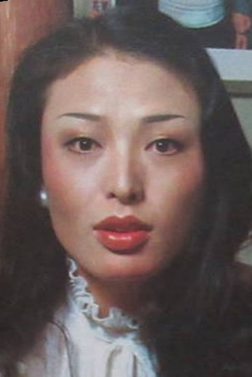 Setsuko Ōyama as Apartment wife