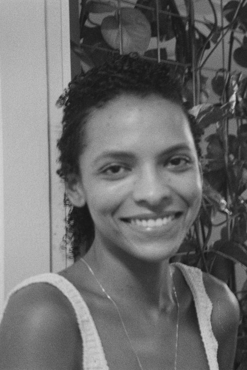 Tuanny Araujo as Luiza