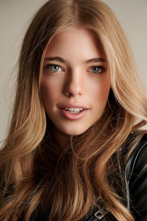 Elle McKinnon as Teenager