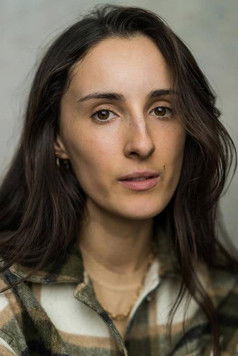 Amber Lowe as Estate Agent