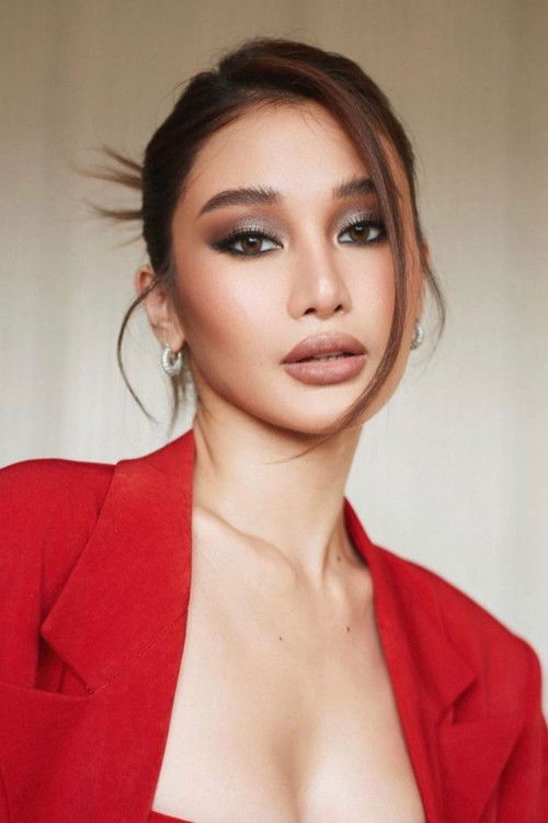 Chie Filomeno as Julia