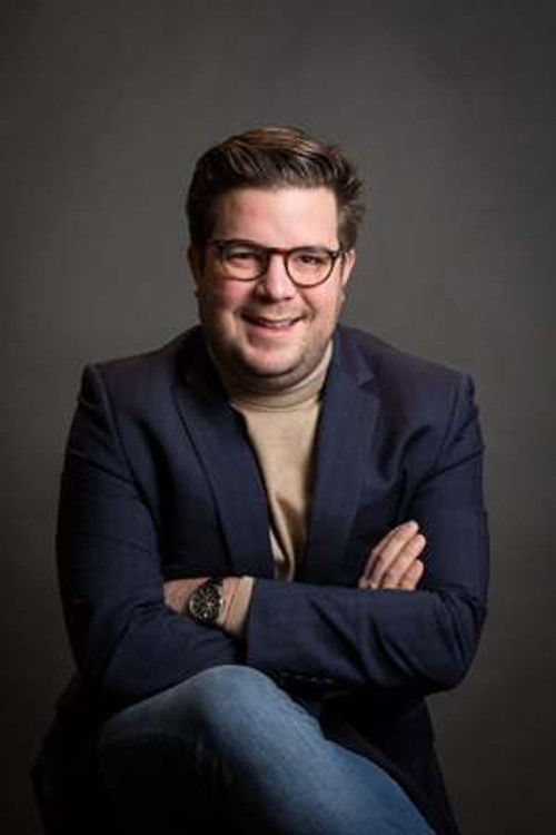 Miguel Herrera as Doctor Vince