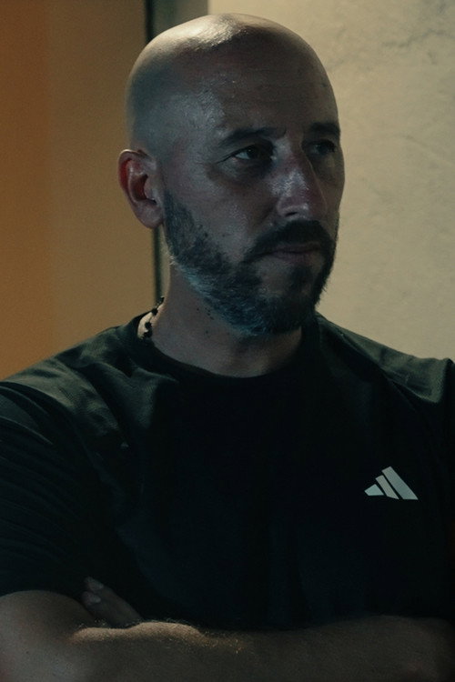 Joël Saucian as Le vigile/videur/bar