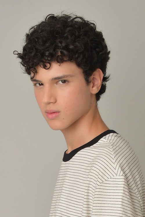 Matheus Guerra as Lucas