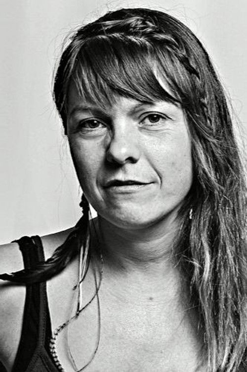 Susanne Marins as Gun