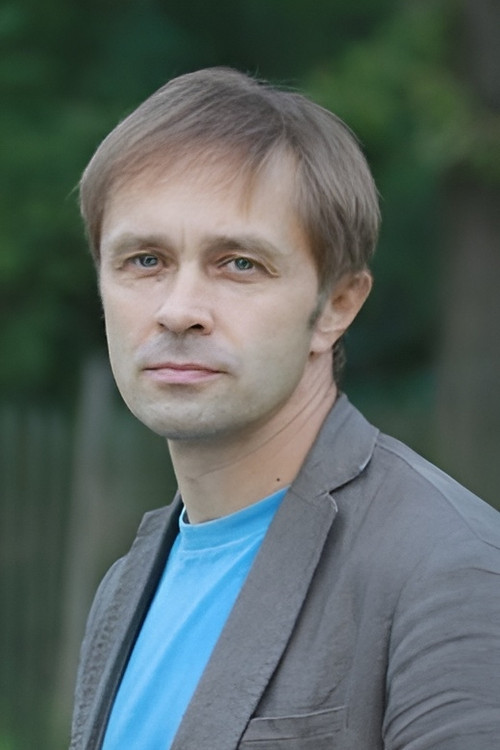 Yuri Reshetnikov as сотрудник станции
