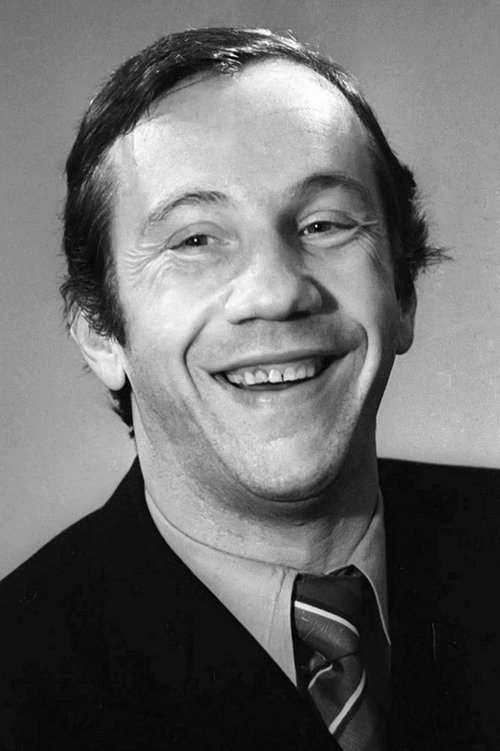 Savely Kramarov as председатель шахматного клуба