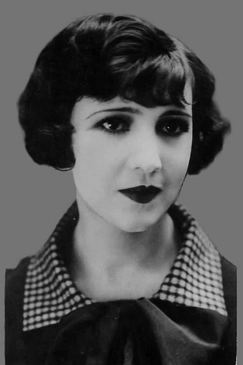 Louise Lagrange as Simone de Montfort