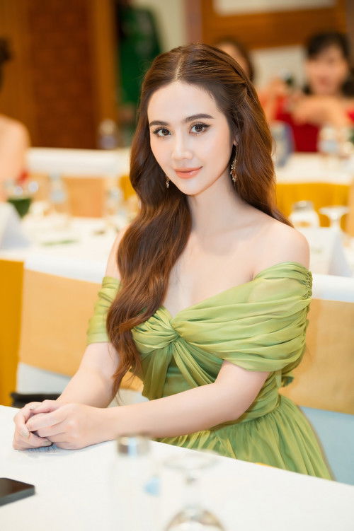 Huyền Lizzie as Dương