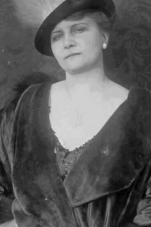 Julie Frenkel-Meyer as Tonia