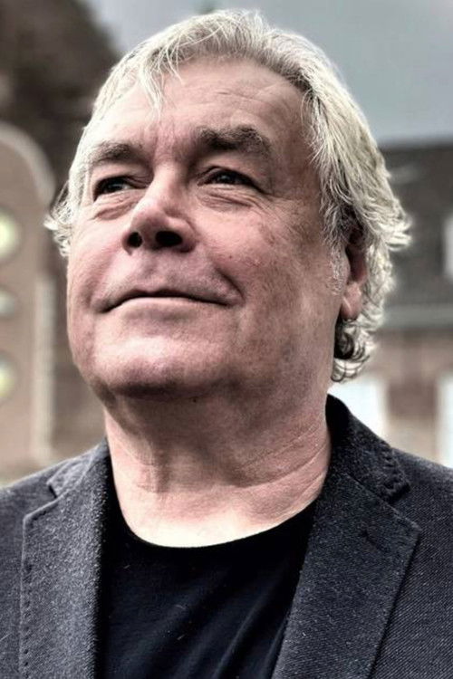 Bart van Poppel as Bass