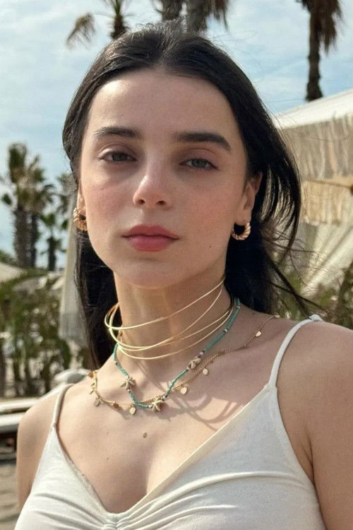 Yeliz Korkmaz as Sezen