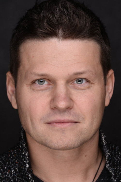 Anatoliy Burnosov as american officer