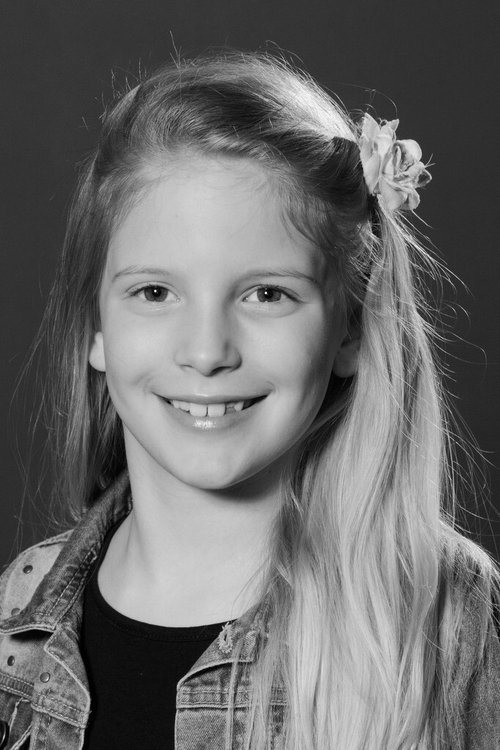 Julia Odzimek as Monika