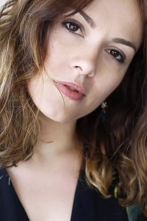 Desiré Pillado as Hija del comisario