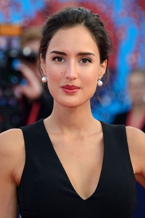 Sarah Kazemy as Aida