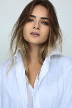 Camila Mayrink as Valentina