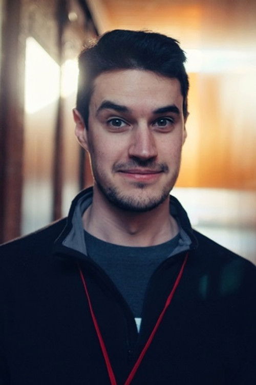 Luis Torrelles Gallego as Policía Nairobi