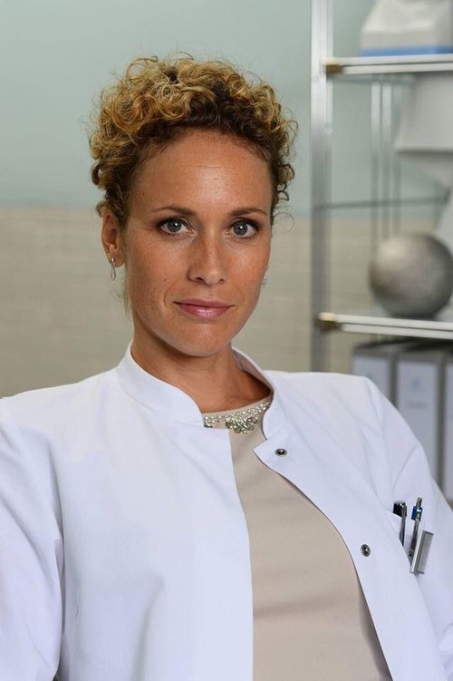 Claudia Hiersche as Carla von Lahnstein