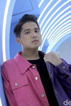 Jirayut Afisan as Tour Guide