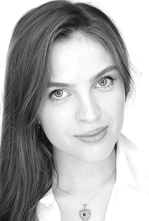 Maria Vinogradova as Henriette, Raymonda's friend