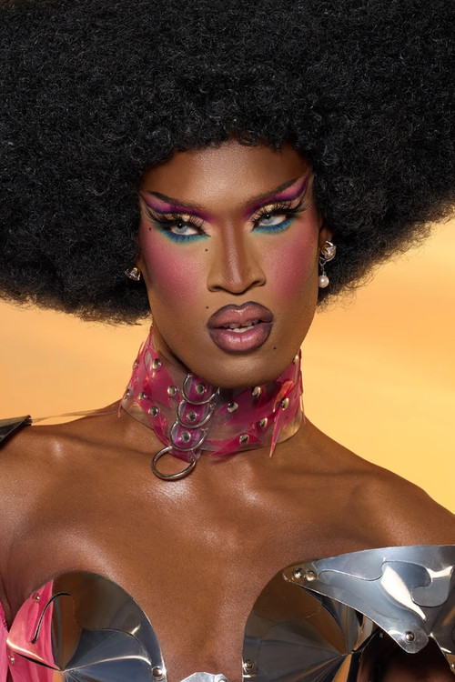 Mami Watta as La secrétaire curieuse